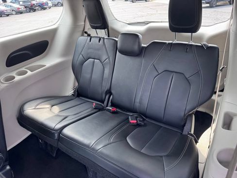 Used 2023 Chrysler Pacifica Touring-L FWD image 28