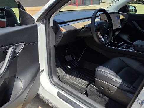 Used 2021 Tesla Model Y Long Range AWD/4WD image 24