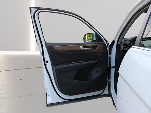 Used 2025 Volkswagen Atlas SE image 12