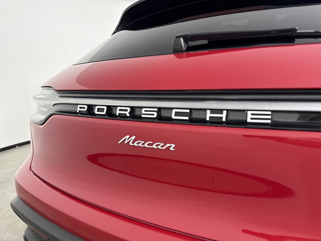Certified 2025 Porsche Macan AWD/4WD image 19