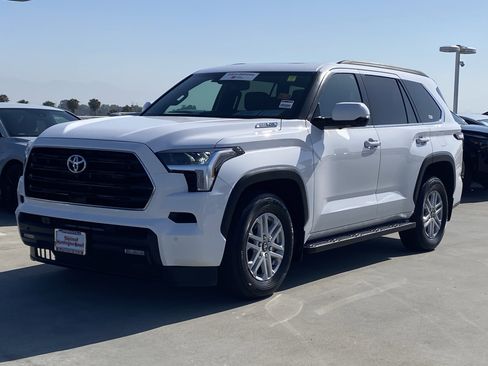 Certified 2025 Toyota Sequoia SR5 AWD/4WD image 6