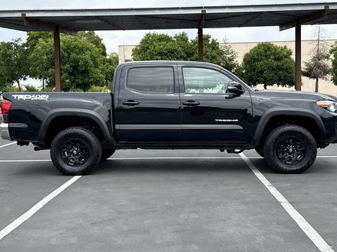 Used 2022 Toyota Tacoma TRD Off-Road AWD/4WD image 8