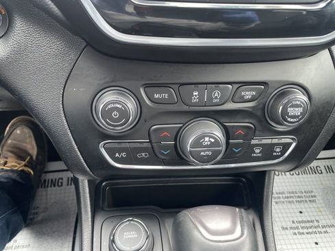 Used 2020 Jeep Cherokee Limited image 17