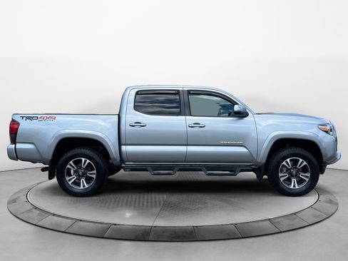 Used 2018 Toyota Tacoma TRD Sport AWD/4WD image 8
