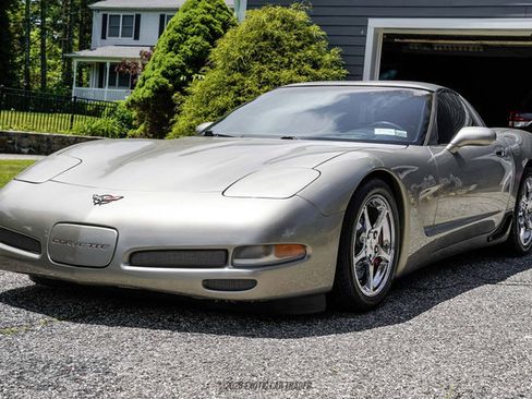 Used 2000 Chevrolet Corvette Coupe w/ Roof Pkg RWD image 14