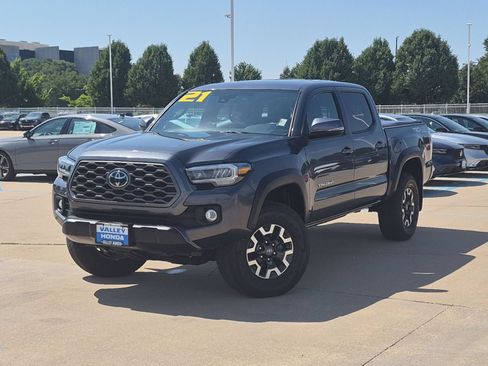 Used 2021 Toyota Tacoma TRD Off-Road w/ TRD Premium Off Road Package AWD/4WD image 2