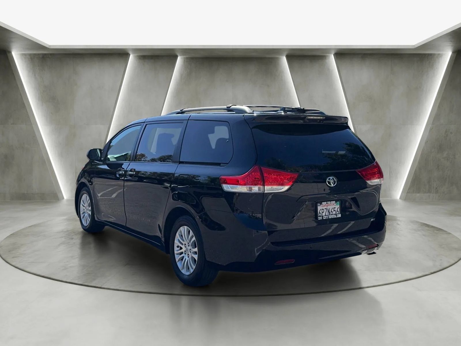 Used 2011 Toyota Sienna XLE w/ Premium Pkg FWD image 5
