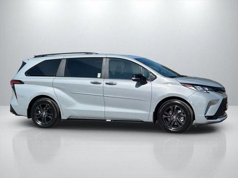 Certified 2025 Toyota Sienna XSE w/ XSE Premium Package image 4