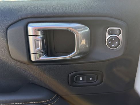 Used 2025 Jeep Wrangler Sahara image 11