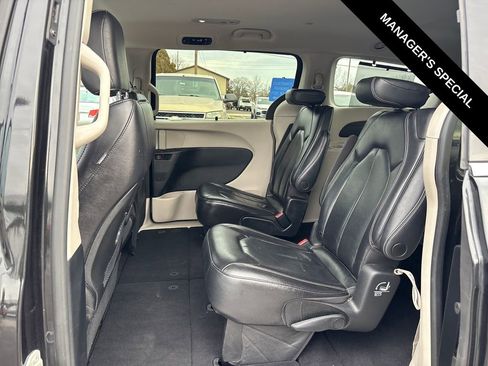 Used 2022 Chrysler Pacifica Touring-L FWD image 14