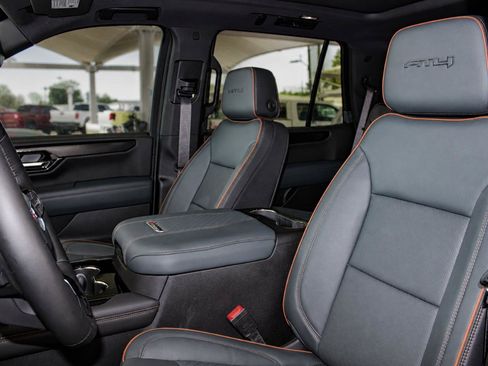 Used 2025 GMC Yukon AT4 AWD/4WD image 14