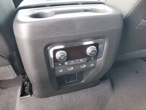 Used 2023 GMC Yukon Denali w/ Advanced Technology Package image 18