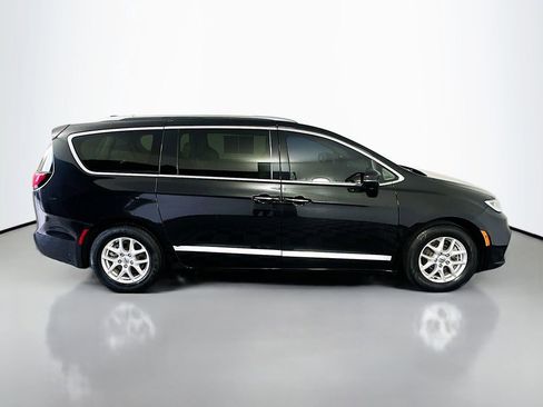 Used 2021 Chrysler Pacifica Touring-L image 8