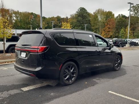 New 2026 Chrysler Pacifica Limited w/ Uconnect Theater Family Group image 3