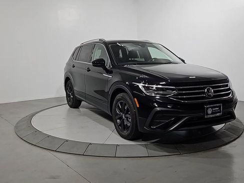 Certified 2024 Volkswagen Tiguan SE w/ Panoramic Sunroof Package image 9