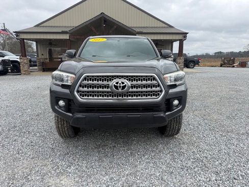 Used 2017 Toyota Tacoma TRD Sport image 6