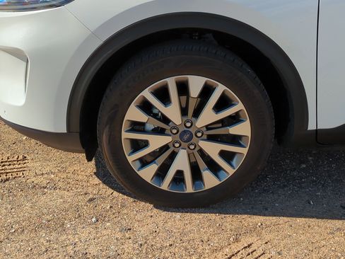 Used 2022 Ford Escape Titanium w/ Class II Trailer Tow Package image 11