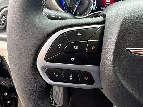 Used 2024 Chrysler Pacifica Touring-L AWD/4WD image 22