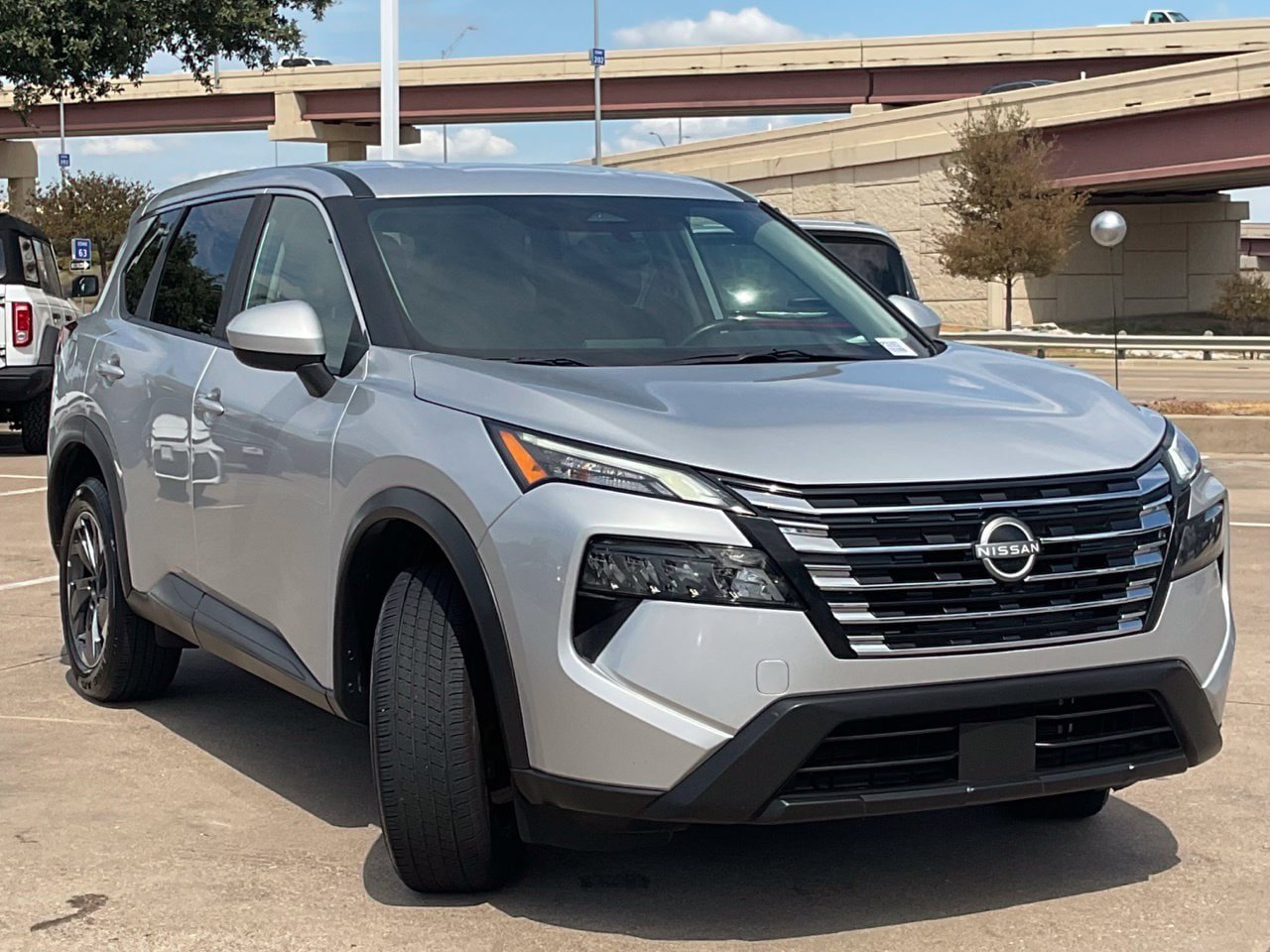 Used 2025 Nissan Rogue SV FWD image 3