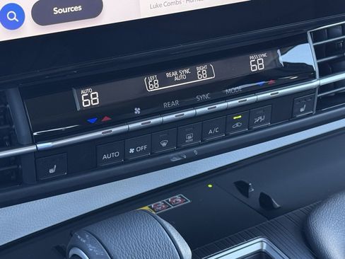 Used 2025 Toyota Sienna XLE w/ XLE Plus Package image 34