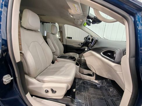 Used 2021 Chrysler Pacifica Touring-L FWD image 25
