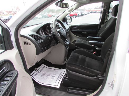 Used 2019 Dodge Grand Caravan SE image 6