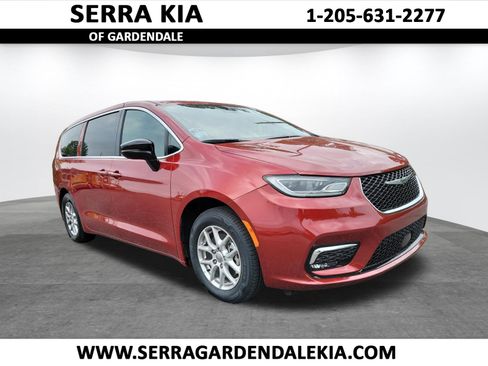 Used 2025 Chrysler Pacifica Select FWD image 1