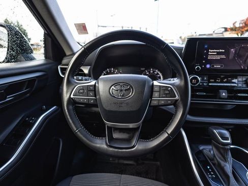 Used 2024 Toyota Highlander LE AWD/4WD image 26