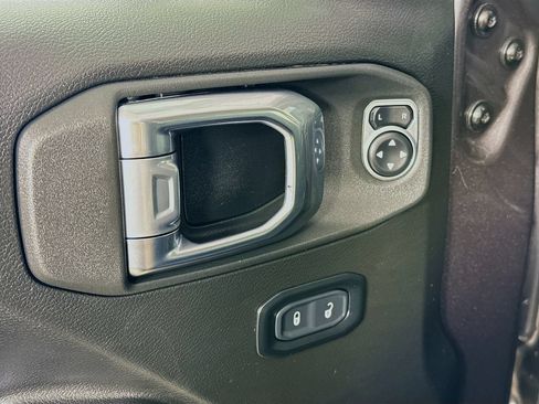 Used 2025 Jeep Wrangler Unlimited Rubicon AWD/4WD image 34