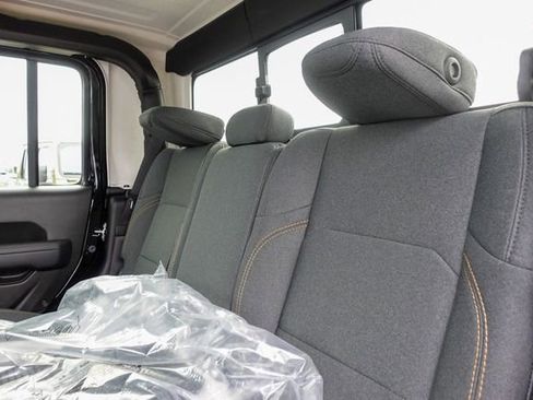 New 2025 Jeep Gladiator Willys image 25