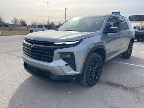 Used 2025 Chevrolet Traverse LT w/ Midnight/Sport Edition image 7