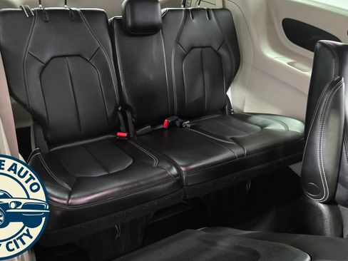 Used 2023 Chrysler Pacifica Touring-L FWD image 37