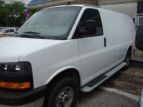 Used 2025 GMC Savana 2500 w/ Driver Convenience Package RWD image 3