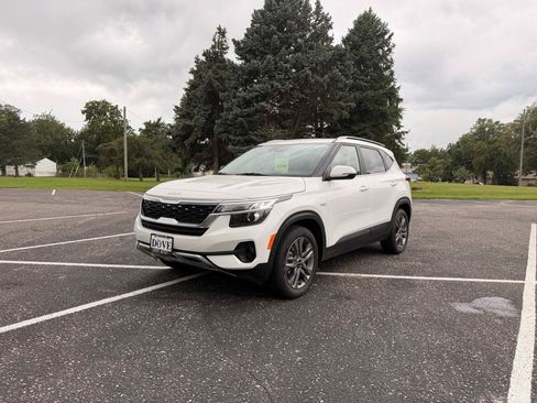 Used 2023 Kia Seltos S w/ Navigation Package AWD/4WD image 3