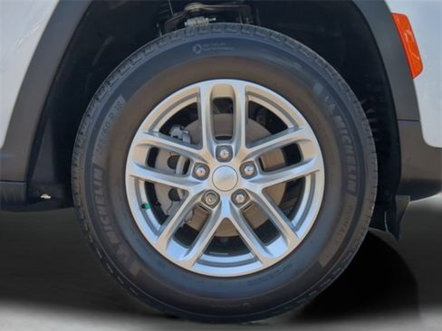 Used 2025 Jeep Grand Cherokee Laredo X w/ Luxury Tech Group I image 31