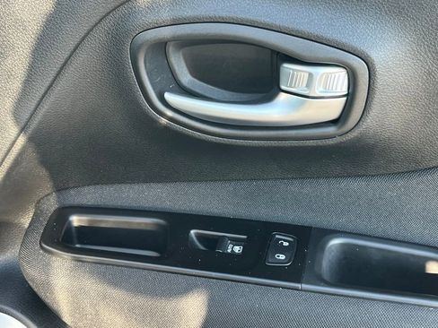 Used 2020 Jeep Renegade Latitude w/ Cold Weather Group image 17