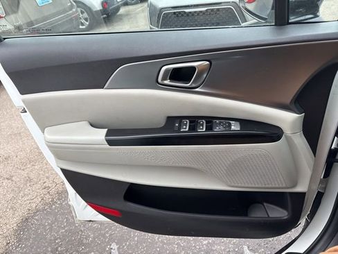 Certified 2023 Kia Carnival LX image 20