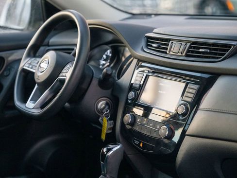 Used 2019 Nissan Rogue SV image 12