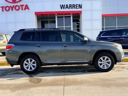 Used 2013 Toyota Highlander SE image 2