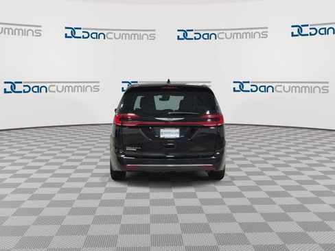 Used 2025 Chrysler Pacifica Select FWD image 7