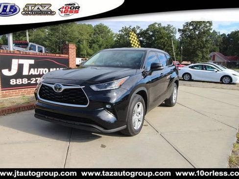 Used 2021 Toyota Highlander LE FWD image 3