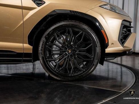 Used 2025 Lamborghini Urus SE AWD/4WD image 20