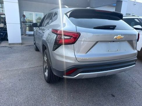 Used 2025 Chevrolet Trax LT FWD image 11