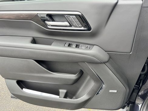 New 2025 Chevrolet Suburban Premier image 22