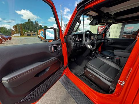 Used 2026 Jeep Wrangler Unlimited Sahara AWD/4WD image 10