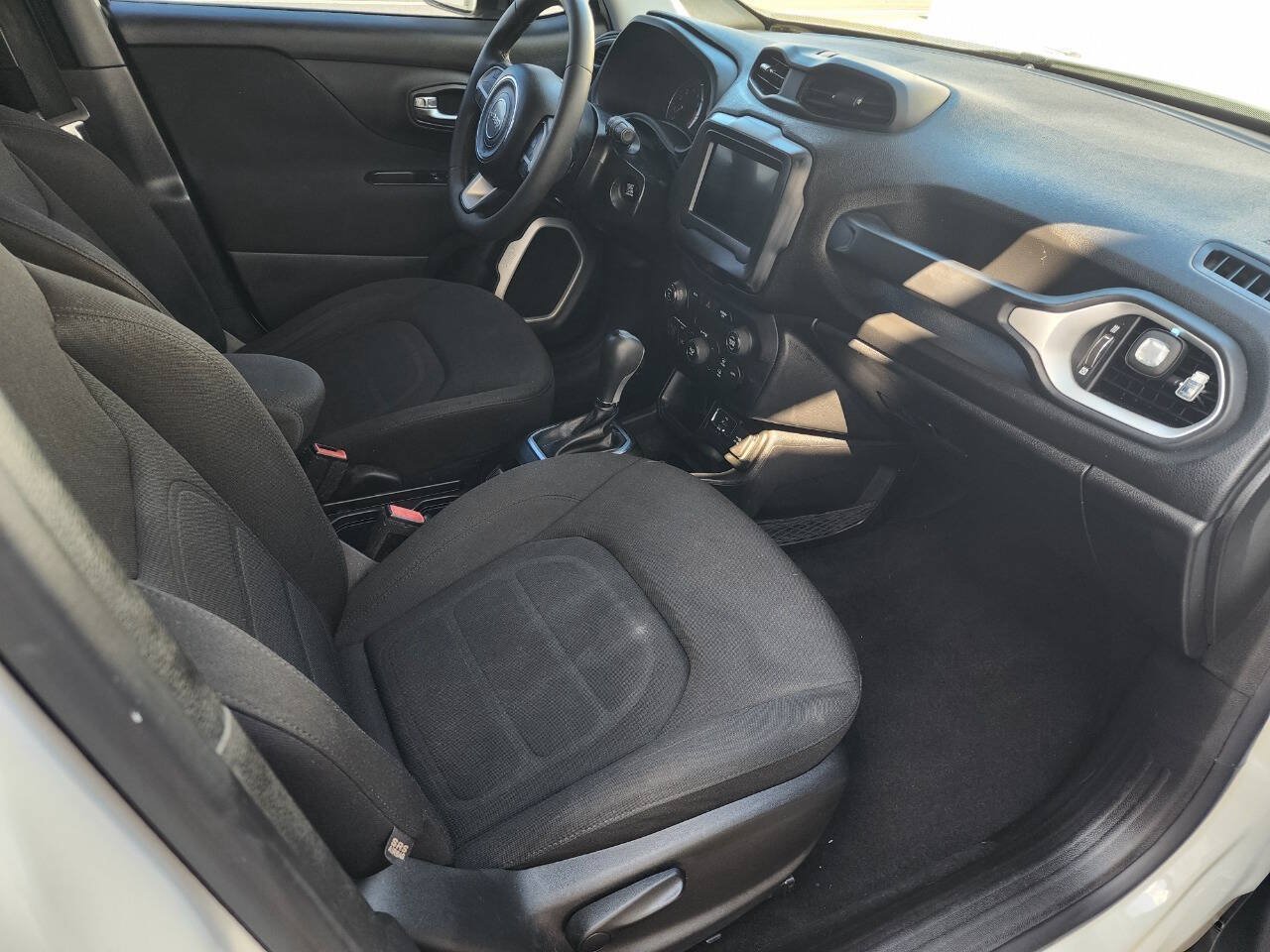 Used 2018 Jeep Renegade Latitude FWD image 13