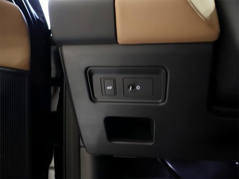 Used 2025 Land Rover Discovery Metropolitan Edition image 71