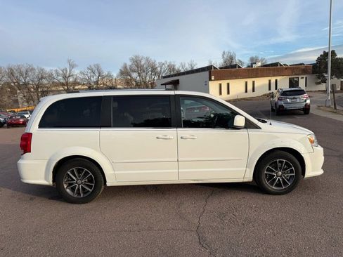 Used 2017 Dodge Grand Caravan SXT image 8