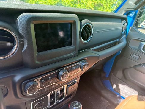 Used 2021 Jeep Wrangler Unlimited Sahara w/ Cold Weather Group AWD/4WD image 10