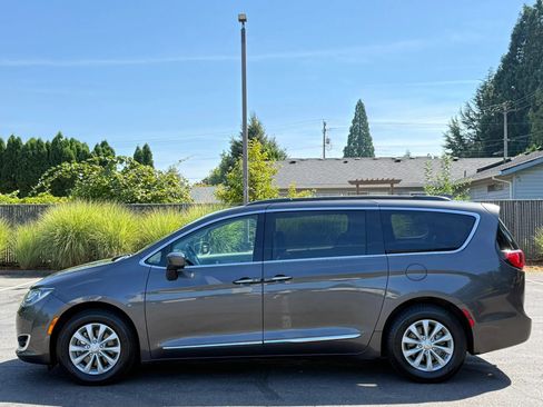 Used 2017 Chrysler Pacifica Touring-L FWD image 2